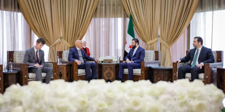 الشرع يوقع اتفاقا لوقف إطلاق النار مع قسد ودمجها بالجيش السوري