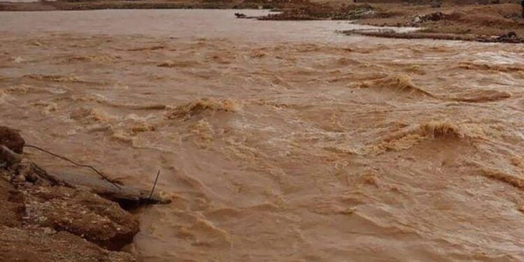 الدفاع المدني ينقذ 58 شخصا داخل حافله عالقة بالسيول في قضاء الظليل