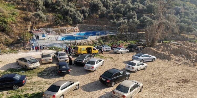 الأجواء الدافئة تدفع الأردنيين لمتنزهات وتلفريك عجلون