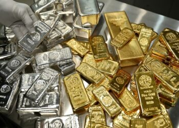 أسعار الذهب تقترب من 5 آلاف دولار والفضة من 100 دولار