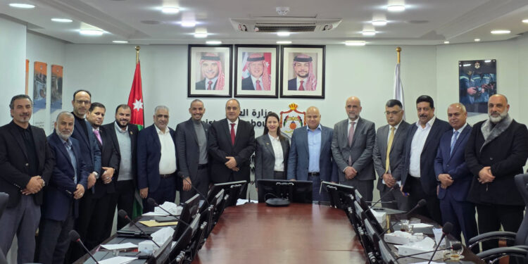 عقود جماعية لتحسين مزايا لـ2800 موظف في 5 شركات كهرباء