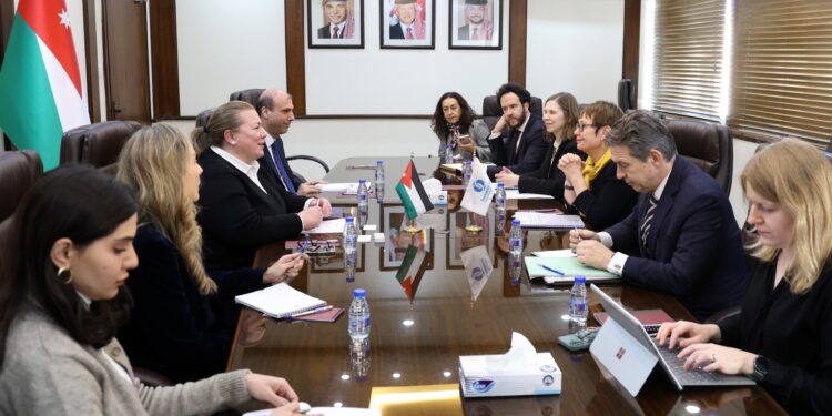 التخطيط والبنك الأوروبي لإعادة الإعمار يبحثان مشاريع المياه والطاقة والتعليم