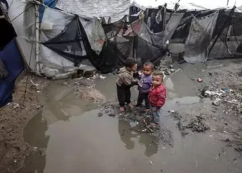 وفاة امرأة وطفلها حرقا بخيمة واستشهاد طفلة بسبب البرد في غزة