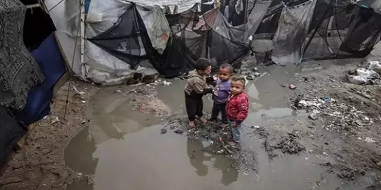 وفاة امرأة وطفلها حرقا بخيمة واستشهاد طفلة بسبب البرد في غزة