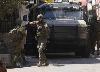 اقتحام واسع لنابلس يسفر عن شهيد وإصابة واعتقالات وتفجير شقة سكنية