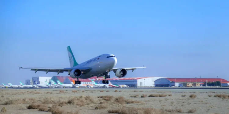 إيران تعيد فتح مجالها الجوي بعد إغلاق مؤقت