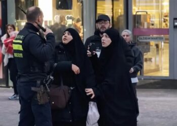 فيديو يهز هولندا بعد ضرب سيدتين محجبتين.. ما القصة؟
