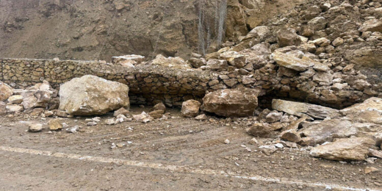 إغلاق طريق الموجب احترازيا بسبب الظروف الجوية