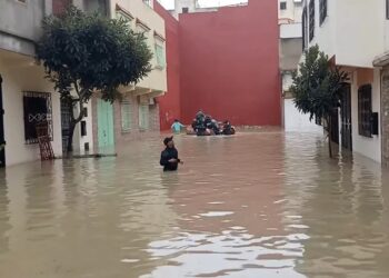 غمرت المياه المنازل والأحياء.. المنصات توثق غرق مدينة القصر الكبير المغربية