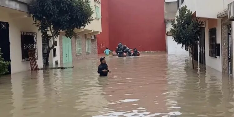غمرت المياه المنازل والأحياء.. المنصات توثق غرق مدينة القصر الكبير المغربية