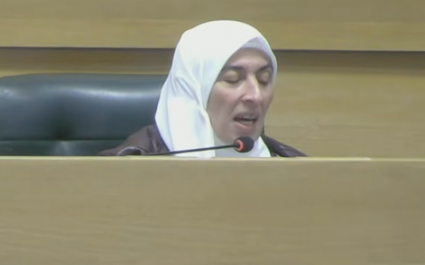 طهبوب تستجوب الحكومة بسبب العمل اللائق ومطالبات للوزير البكار بالاعتذار