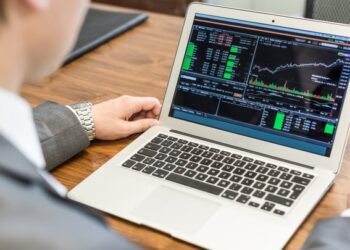 الجرائم الإلكترونية تحذر من التعامل مع منصات التداول الوهمية غير المرخصة