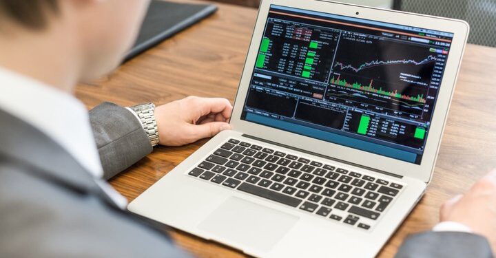 الجرائم الإلكترونية تحذر من التعامل مع منصات التداول الوهمية غير المرخصة