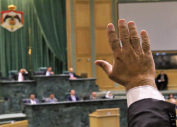العموش: من يقبل تصوير هاتف نائب و هو يراسل زوجته؟
