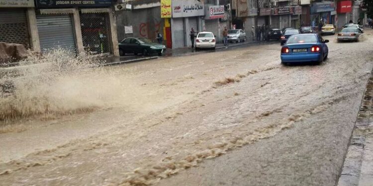 الإدارة المحلية : حجم الهطول المطري في محافظات الوسط يفوق قدرة البنية التحتية