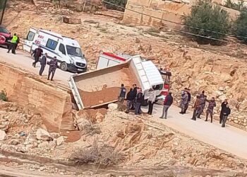 الأشغال تواصل إسناد بلدية بلدة العراق بالكرك لمعالجة آثار السيول