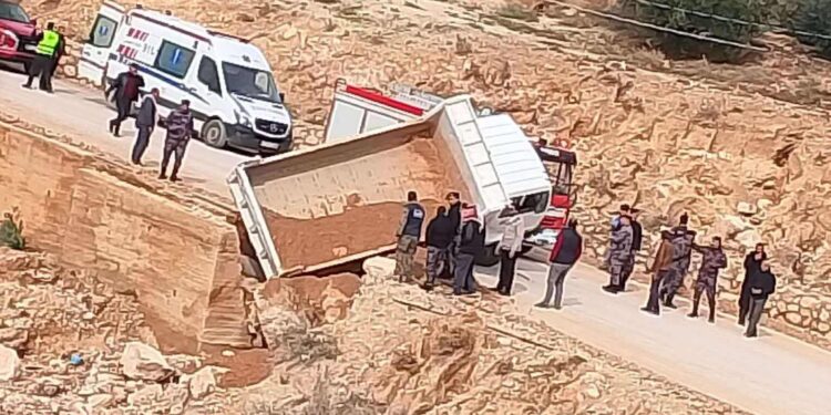 الأشغال تواصل إسناد بلدية بلدة العراق بالكرك لمعالجة آثار السيول