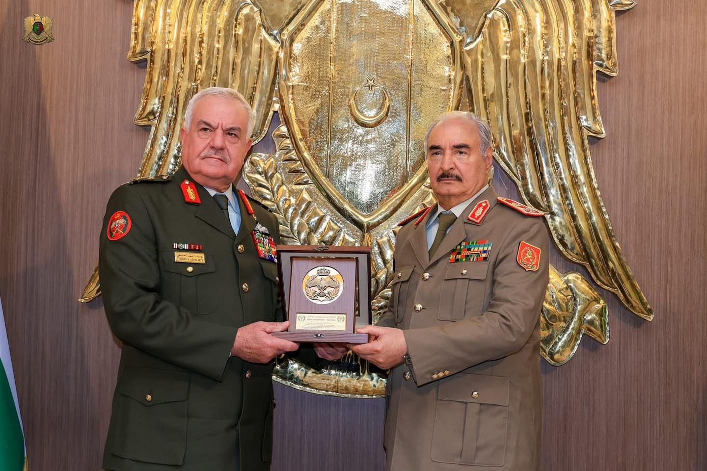 اللواء الحنيطي يلتقي حفتر في ليبيا