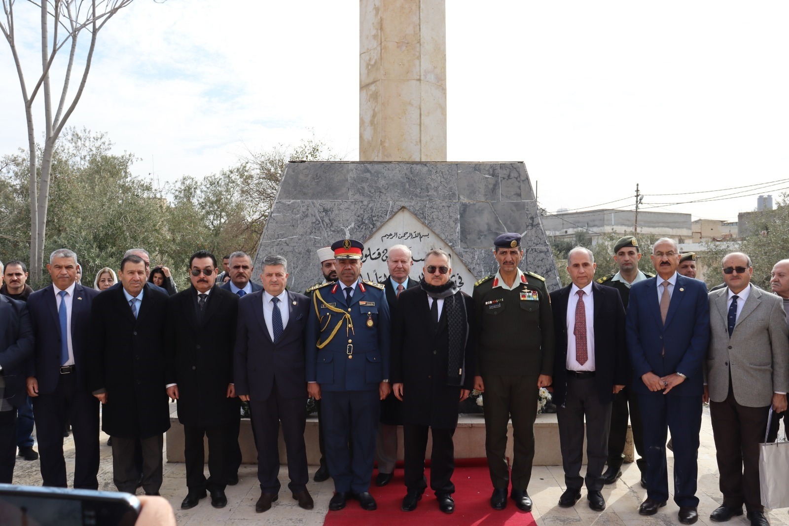 السفير العراقي يزور مقبرة شهداء الجيش العراقي في المفرق