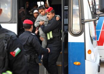 القوات المسلحة تجلي دفعة جديدة من أطفال غزة المرضى للعلاج في الأردن