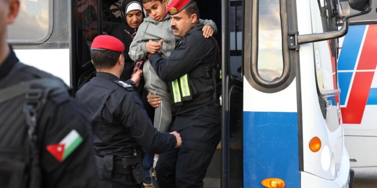 القوات المسلحة تجلي دفعة جديدة من أطفال غزة المرضى للعلاج في الأردن