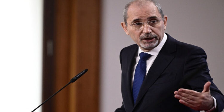 وزير الخارجية يبحث الأوضاع الإقليمية مع مسؤولي الاتحاد الأوروبي