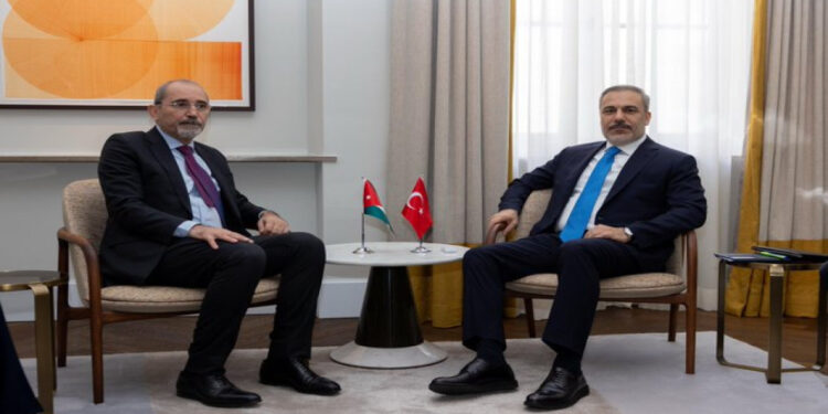 الأردن وتركيا يؤكدان دعم جهود إعادة بناء سوريا والحفاظ على أمنها ووحدة أراضيها