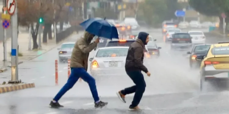 منخفض جوي وهطولات غزيرة الجمعة .. استعدادات واسعة وتحذيرات من الأرصاد