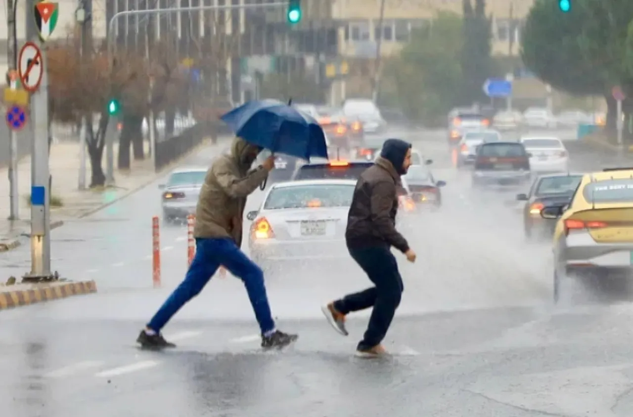 منخفض جوي وهطولات غزيرة الجمعة .. استعدادات واسعة وتحذيرات من الأرصاد