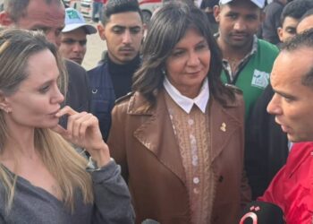 أنجلينا جولي تتفقد جهود الإغاثة عند معبر رفح وتزور جرحى غزة