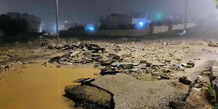 أمطار الكرك تخلي 30 منزلاً وتحيط بـ319 شخصًا