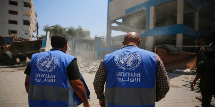 الأونروا تعلن الاستغناء عن 571 موظفا محليا في غزة بسبب أزمة مالية حادة