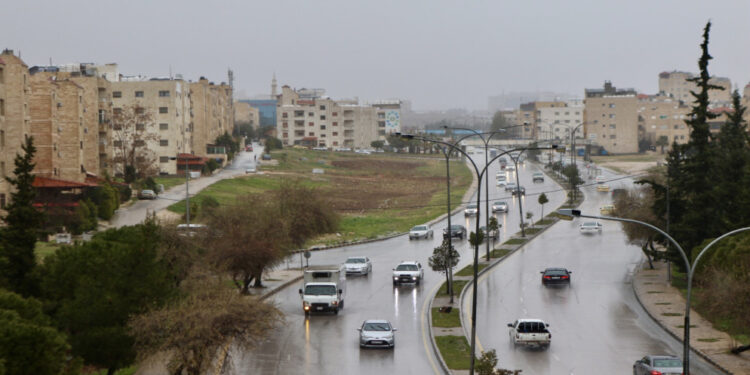 تعمّق المنخفض الجوي وتحذيرات من خطر السيول وشدّة الرياح