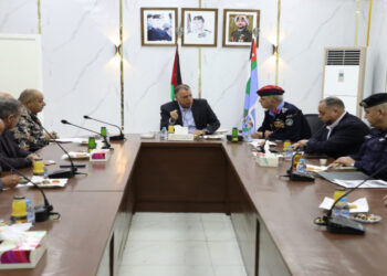 وزير الداخلية يطلع على مستوى الخدمات في جسر الملك حسين
