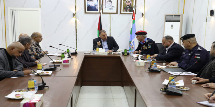 وزير الداخلية يطلع على مستوى الخدمات في جسر الملك حسين