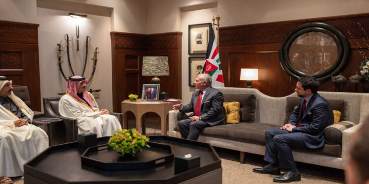 الملك يستقبل رئيس الوزراء القطري ويتناولان مستجدات الإقليم