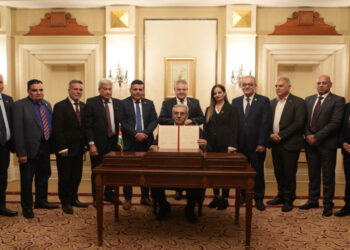 اللجنة الوطنية لإدارة غزة تبدأ أعمالها برئاسة علي شعث