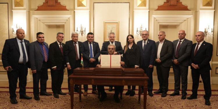 اللجنة الوطنية لإدارة غزة تبدأ أعمالها برئاسة علي شعث