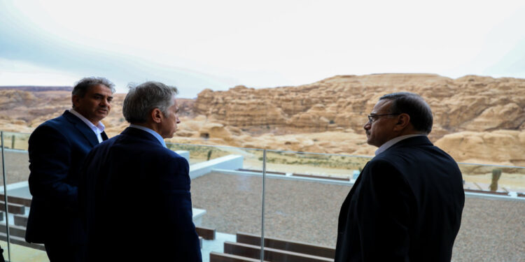 رئيس الوزراء يفتتح فندق كراون بلازا البترا المغلق منذ عام 2012