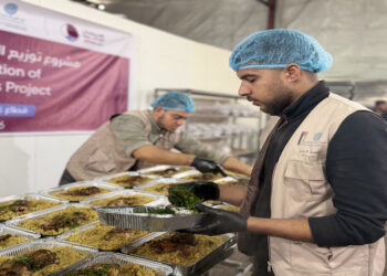 الهيئة الخيرية الهاشمية والهلال الأحمر القطري يوزعان وجبات على الأسر في غزة