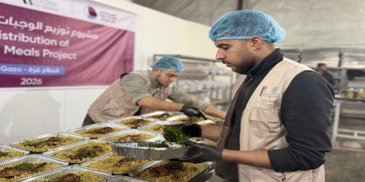 الهيئة الخيرية الهاشمية والهلال الأحمر القطري يوزعان وجبات على الأسر في غزة