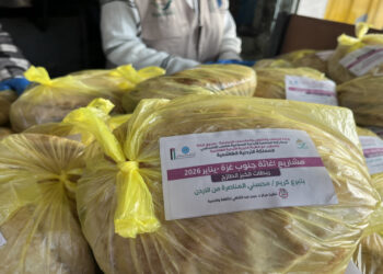 الخيرية الهاشمية ولجنة المناصرة تواصلان توزيع الخبز داخل قطاع غزة