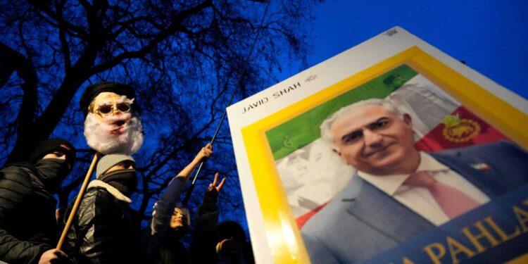 نجل شاه إيران يحث قوات الأمن على الوقوف مع الشعب