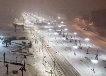 بعد غياب 25 عامًا.. الثلوج تكسو مدينة وجدة المغربية في حدث شتوي استثنائي