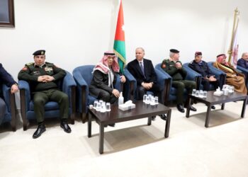 مندوباً عن الملك.. الأمير فيصل يقدّم واجب العزاء لرئيس الديوان الملكي بوفاة شقيقته