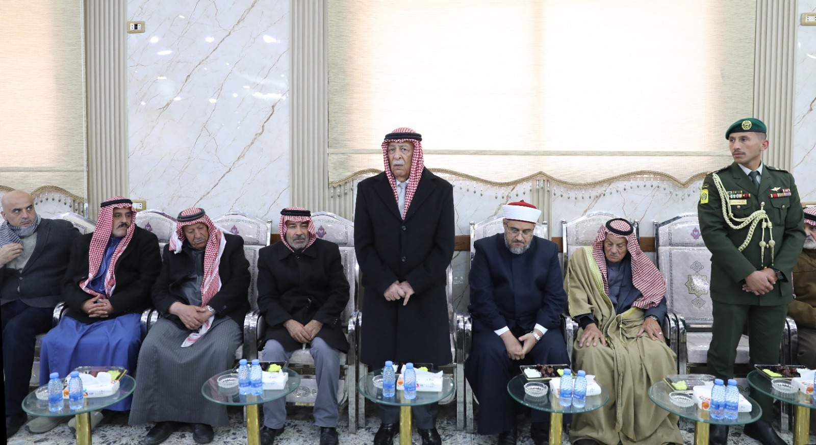 مندوبا عن الملك وولي العهد…العيسوي يعزي عشيرتي الخضير وأبو زيد