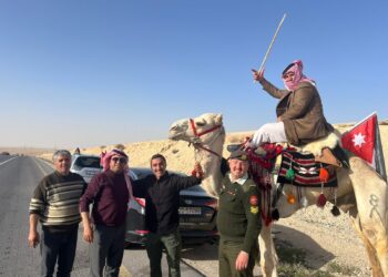 رحلة وفاء على ظهر جمل… سند دوريج من معان إلى بسمان مهنئًا الملك بعيد ميلاده