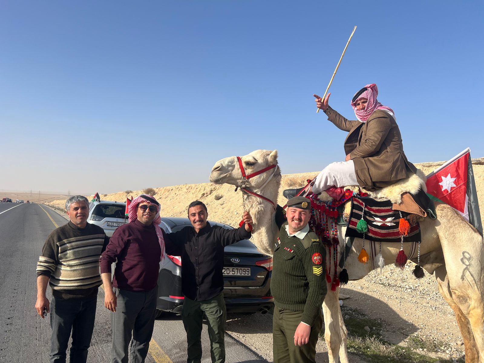 رحلة وفاء على ظهر جمل… سند دوريج من معان إلى بسمان مهنئًا الملك بعيد ميلاده