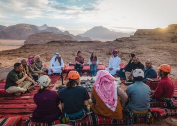 الملكة رانيا العبدالله والأميرة سلمى تزوران وادي رم