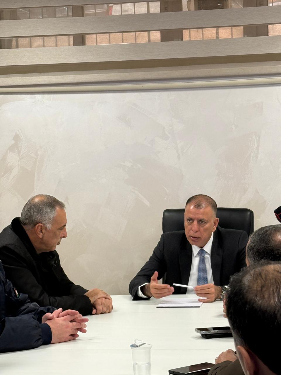 وزير الداخلية يتفقد غرفة عمليات العاصمة لمتابعة آثار المنخفض الجوي